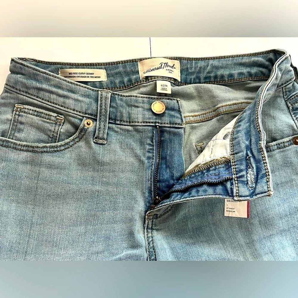Universal Thread Women's Light Blue Mid-Rise Curvy Skinny Distressed Jeans Sz 4 - Picture 6 of 12